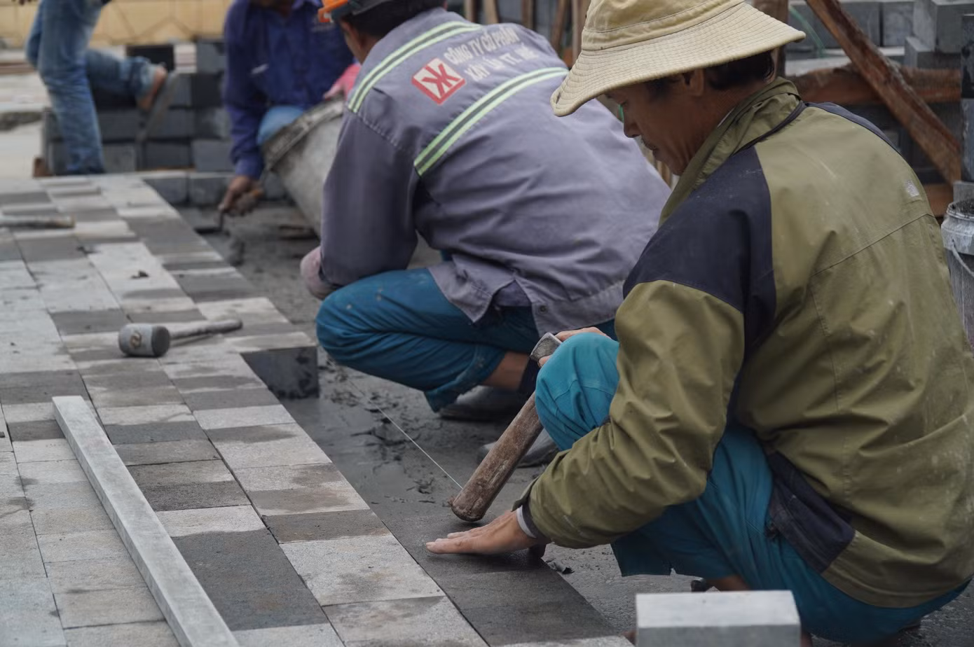 Công nhân làm việc miệt mài trên công trình dự án.