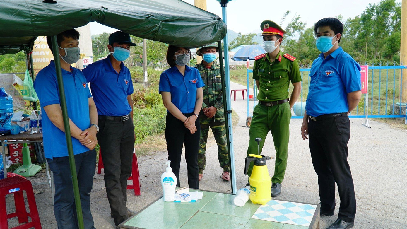 Thăm hỏi, động viên đoàn viên, thanh niên, cán bộ chiến sĩ lực lượng vũ trang làm nhiệm vụ phòng chống dịch ở các tuyến đầu. Thăm hỏi, động viên đoàn viên, thanh niên, cán bộ chiến sĩ lực lượng vũ trang làm nhiệm vụ phòng chống dịch ở các tuyến đầu.