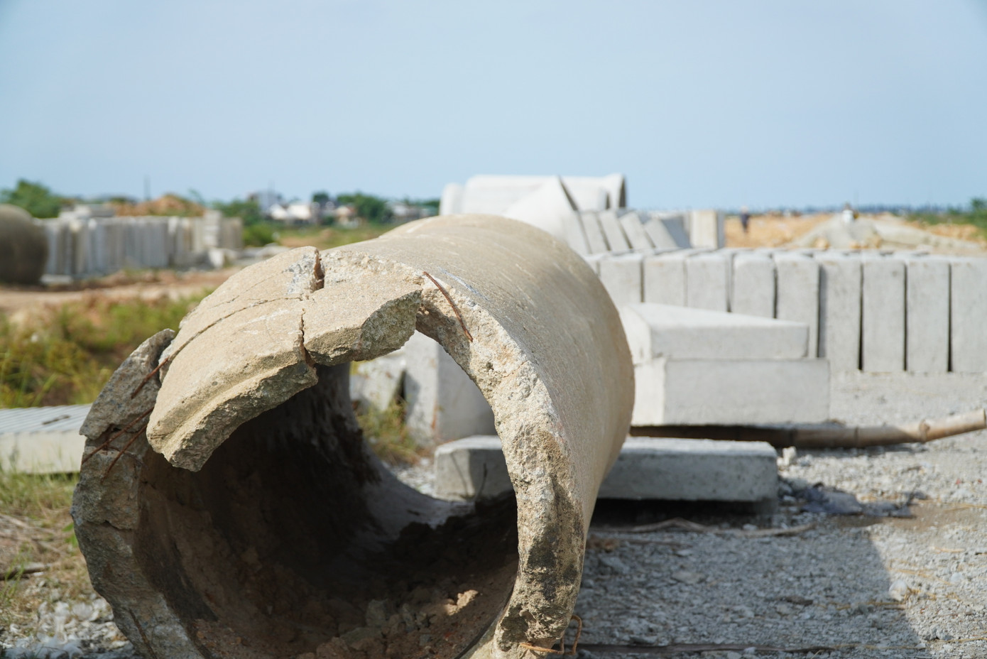 Mặc dù dự án Chợ Mai - Tân Mỹ bị chậm tiến độ khá lâu so với kế hoạch đặt ra, tuy nhiên, trên công trường dự án vẫn ngổn ngang, hoạt động thi công dường như bất động. Những hình ảnh trên công trường dự án trong ngày đầu tháng 6/2023. Mặc dù dự án Chợ Mai - Tân Mỹ bị chậm tiến độ khá lâu so với kế hoạch đặt ra, tuy nhiên, trên công trường dự án vẫn ngổn ngang, hoạt động thi công dường như bất động. Những hình ảnh trên công trường dự án trong ngày đầu tháng 6/2023.