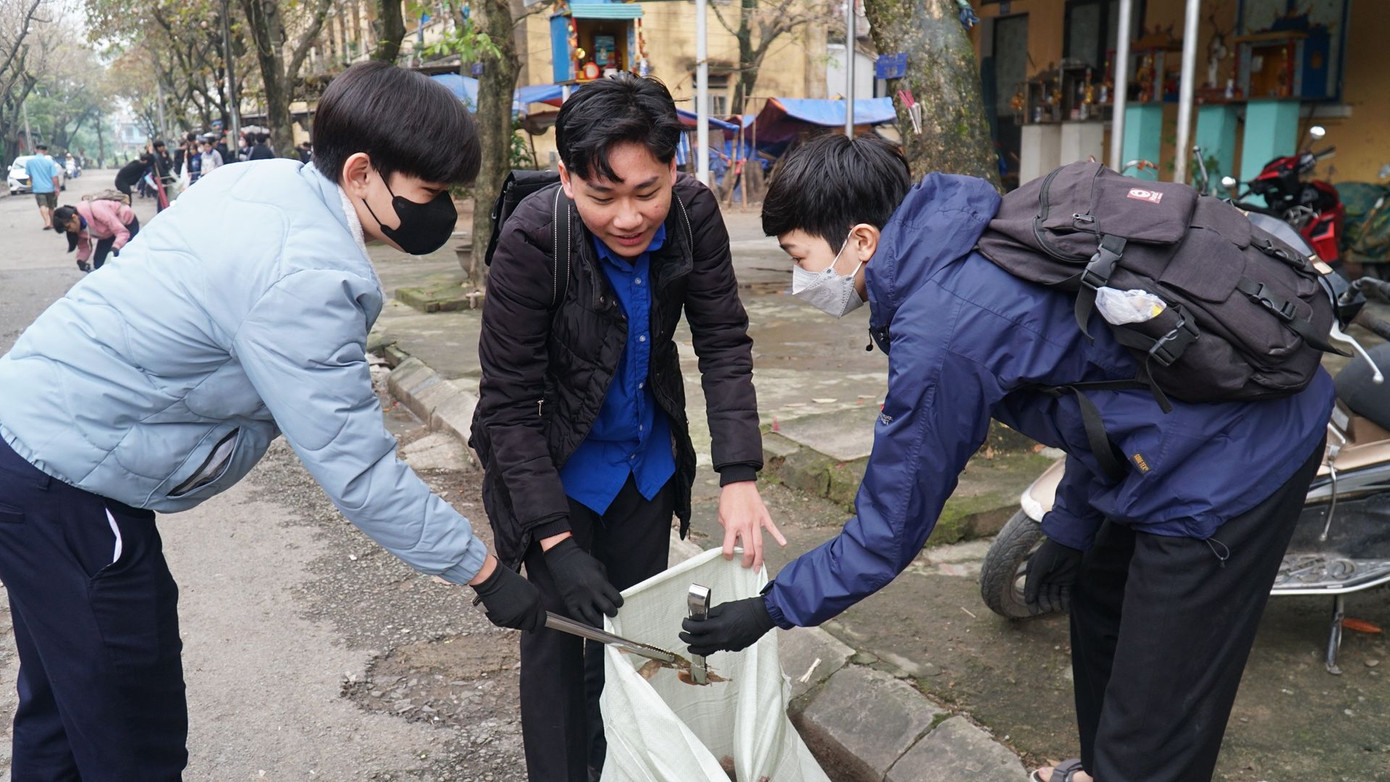 Dọn vệ sinh làm sạch đường phố, khu dân cư chuẩn bị đón Tết Nguyên đán.