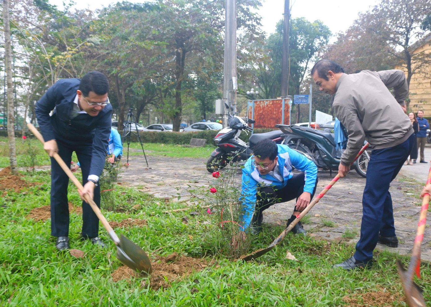 Lãnh đạo UBND thành phố Huế, Thành Đoàn Huế và quận Phú Xuân trồng hoa tạo cảnh quan đường phố.