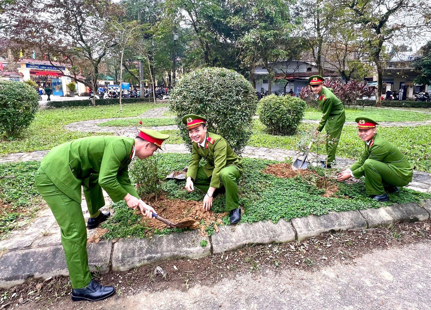 Thực hiện tuyến đường hoa.