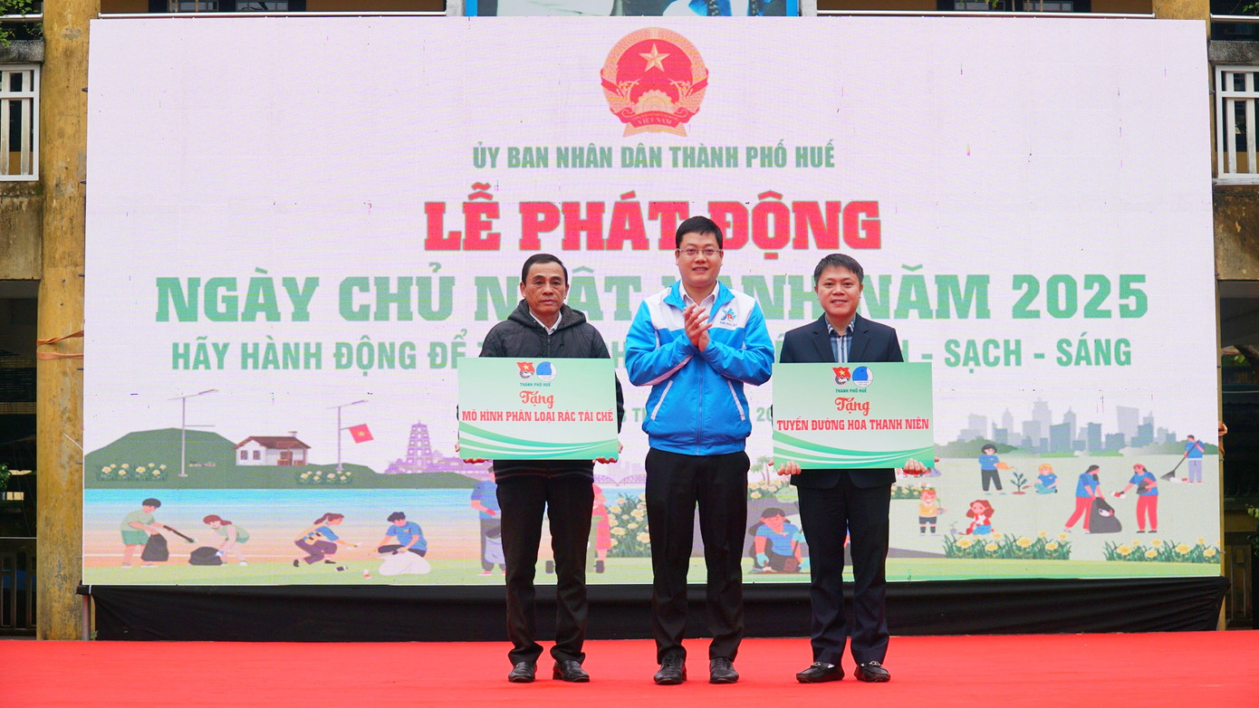 Bí thư Thành Đoàn Huế Nguyễn Thanh Hoài trao biển tượng trưng tặng mô hình phân loại rác tái chế và tuyến đường hoa thanh niên.