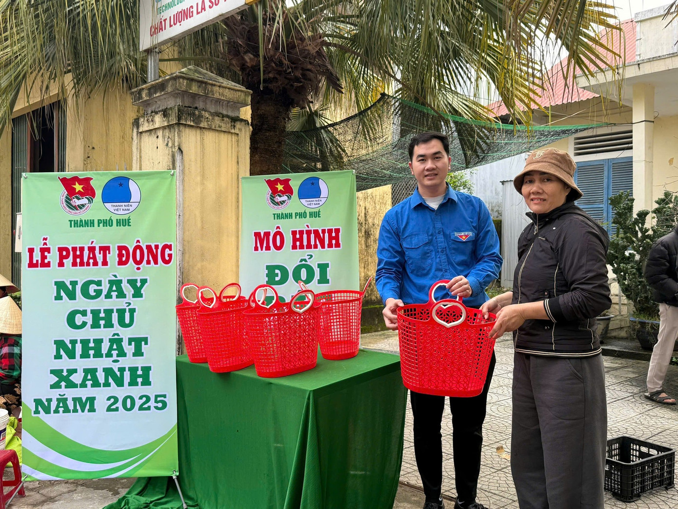 Ra mắt mô hình đổi rác lấy quà tại phường Phú Hậu, quận Phú Xuân, thành phố Huế.