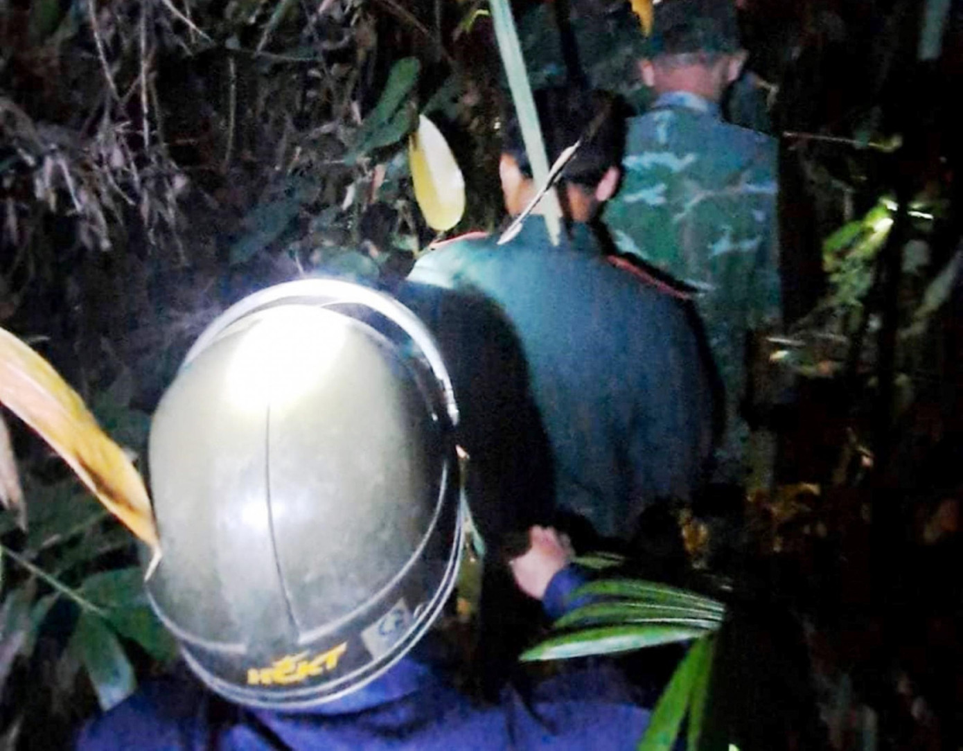 Lực lượng chức năng băng rừng giữa đêm tối để tìm kiếm nam sinh viên đi lạc nhiều giờ không tìm được lối ra Lực lượng chức năng băng rừng giữa đêm tối để tìm kiếm nam sinh viên đi lạc nhiều giờ không tìm được lối ra