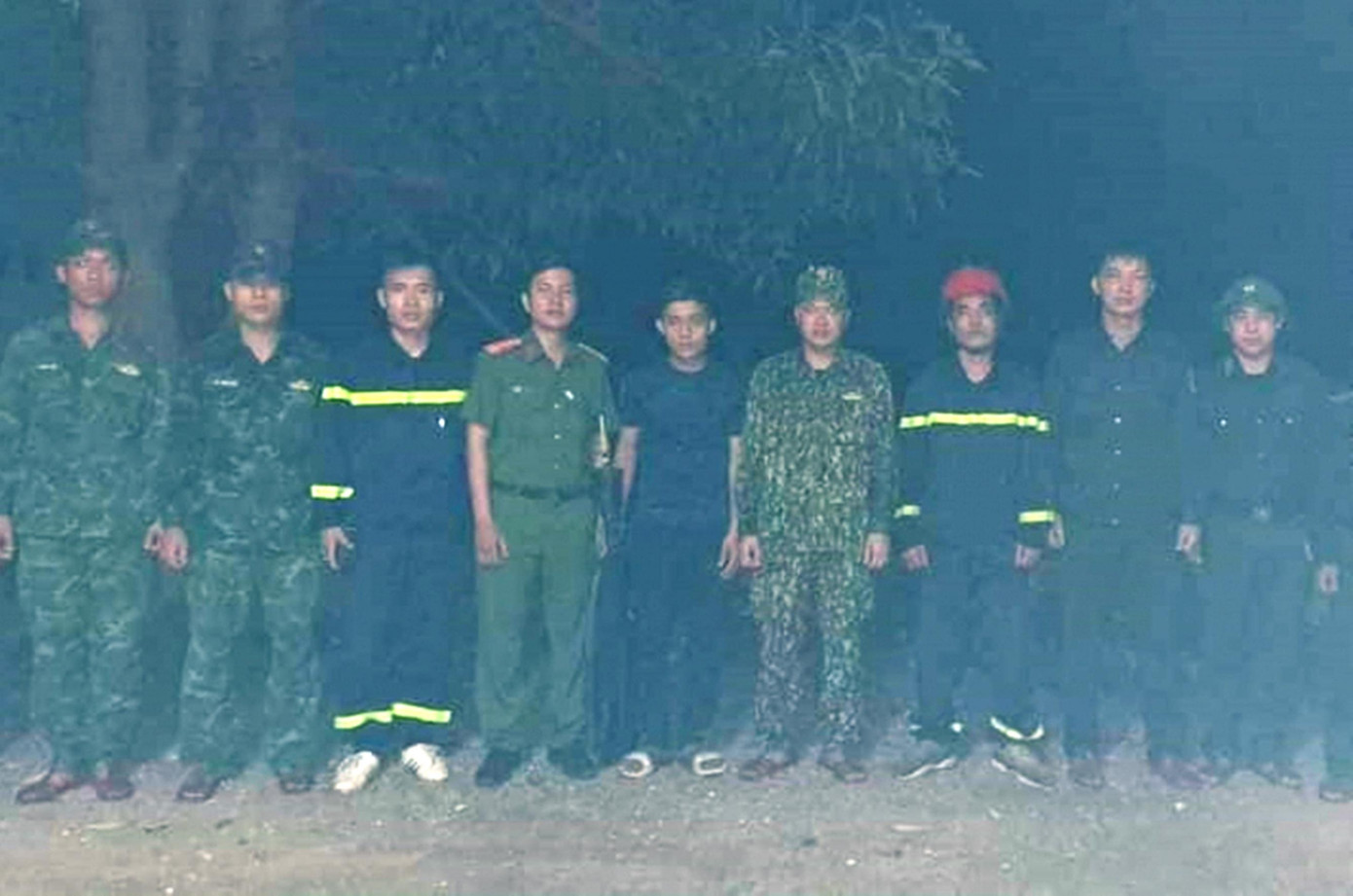Mất nhiều thời gian băng rừng lội suối giữa đêm tối, lực lượng chức năng đã tìm được nạn nhân Võ Tấn Tài. Ảnh do CA cung cấp Mất nhiều thời gian băng rừng lội suối giữa đêm tối, lực lượng chức năng đã tìm được nạn nhân Võ Tấn Tài. Ảnh do CA cung cấp