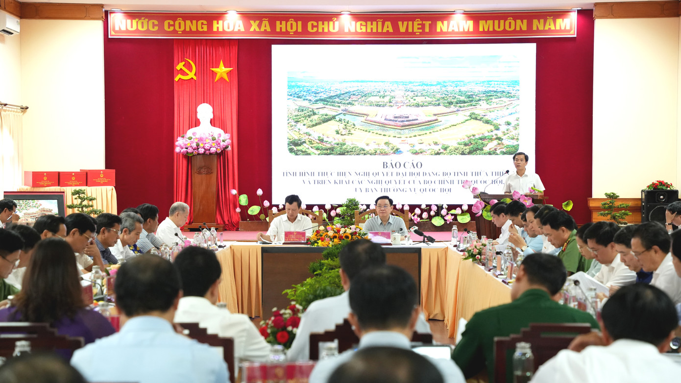 Chủ tịch UBND tỉnh TT-Huế Nguyễn Văn Phương (đứng) đã kiến nghị, đề xuất đến Chủ tịch Quốc hội Vương Đình Huệ cùng đoàn công tác nhiều nhóm vấn đề. Chủ tịch UBND tỉnh TT-Huế Nguyễn Văn Phương (đứng) đã kiến nghị, đề xuất đến Chủ tịch Quốc hội Vương Đình Huệ cùng đoàn công tác nhiều nhóm vấn đề.