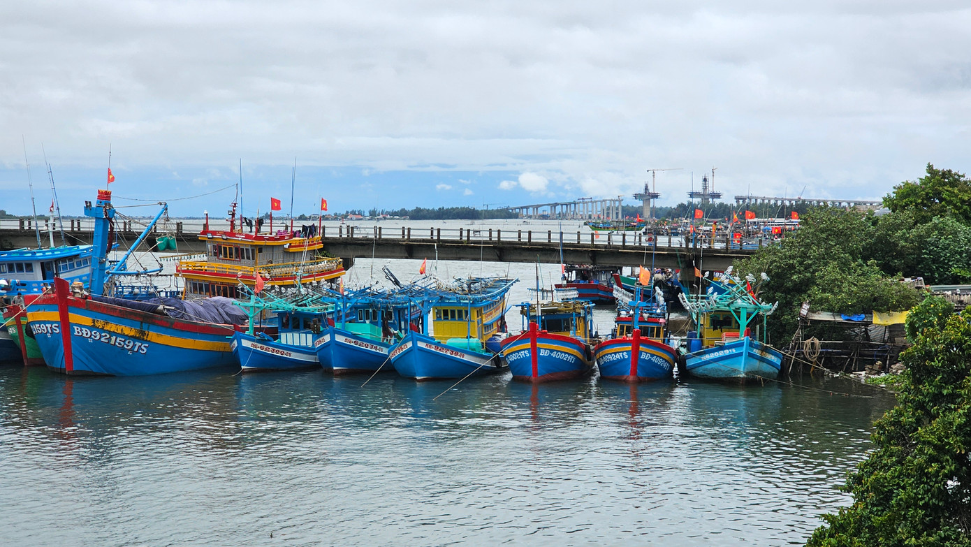 Tàu thuyền neo đậu an toàn trong vùng đầm phá thuộc phường Thuận An, TP. Huế.