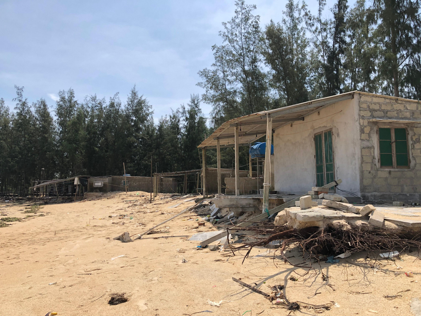 Khung cảnh vắng vẻ ở vùng sạt lở Khung cảnh vắng vẻ ở vùng sạt lở