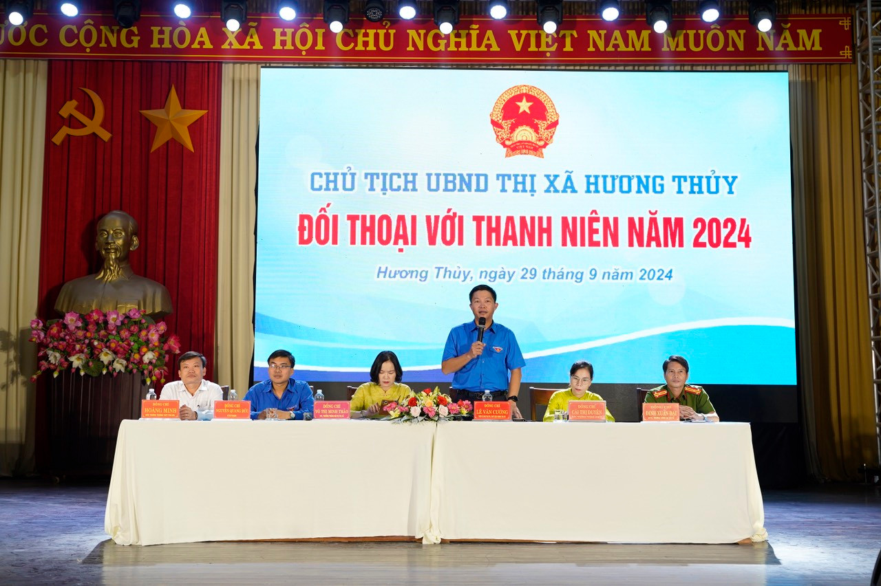 Ông Lê Văn Cường trực tiếp giải đáp những vấn đề do ĐVTN đặt ra và nêu những quan điểm, chính sách về nâng cao xây dựng nguồn nhân lực trẻ có chất lượng cao.