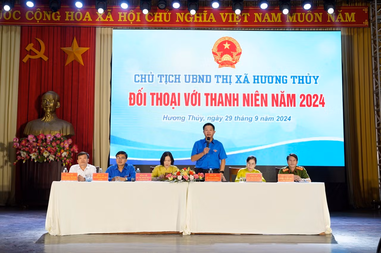 Ông Lê Văn Cường trực tiếp giải đáp những vấn đề do ĐVTN đặt ra và nêu những quan điểm, chính sách về nâng cao xây dựng nguồn nhân lực trẻ có chất lượng cao.