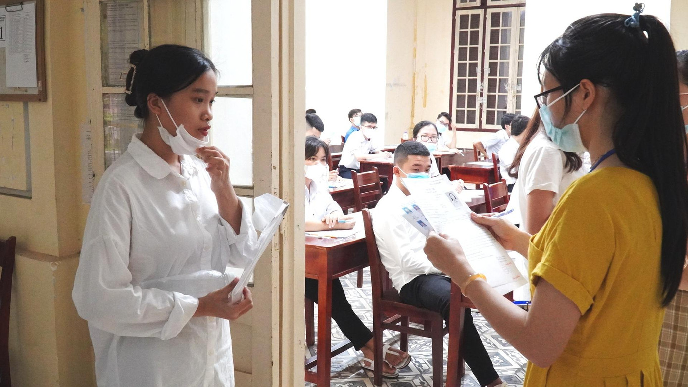 Kiểm tra các thủ tục, nhắc nhở thí sinh không mang tài liệu, điện thoại vào phòng thi trước thời điểm thi