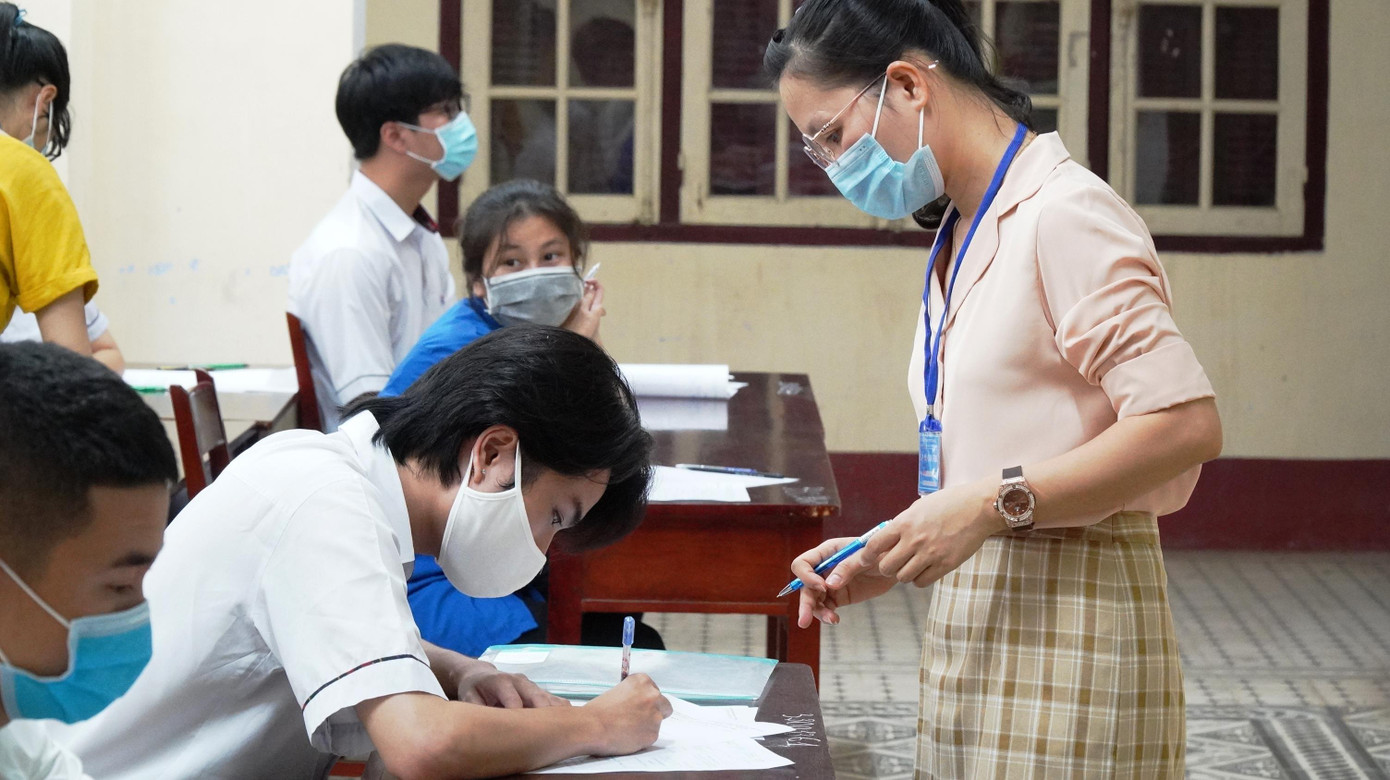 Thực hiện thủ tục theo quy định trong phòng thi