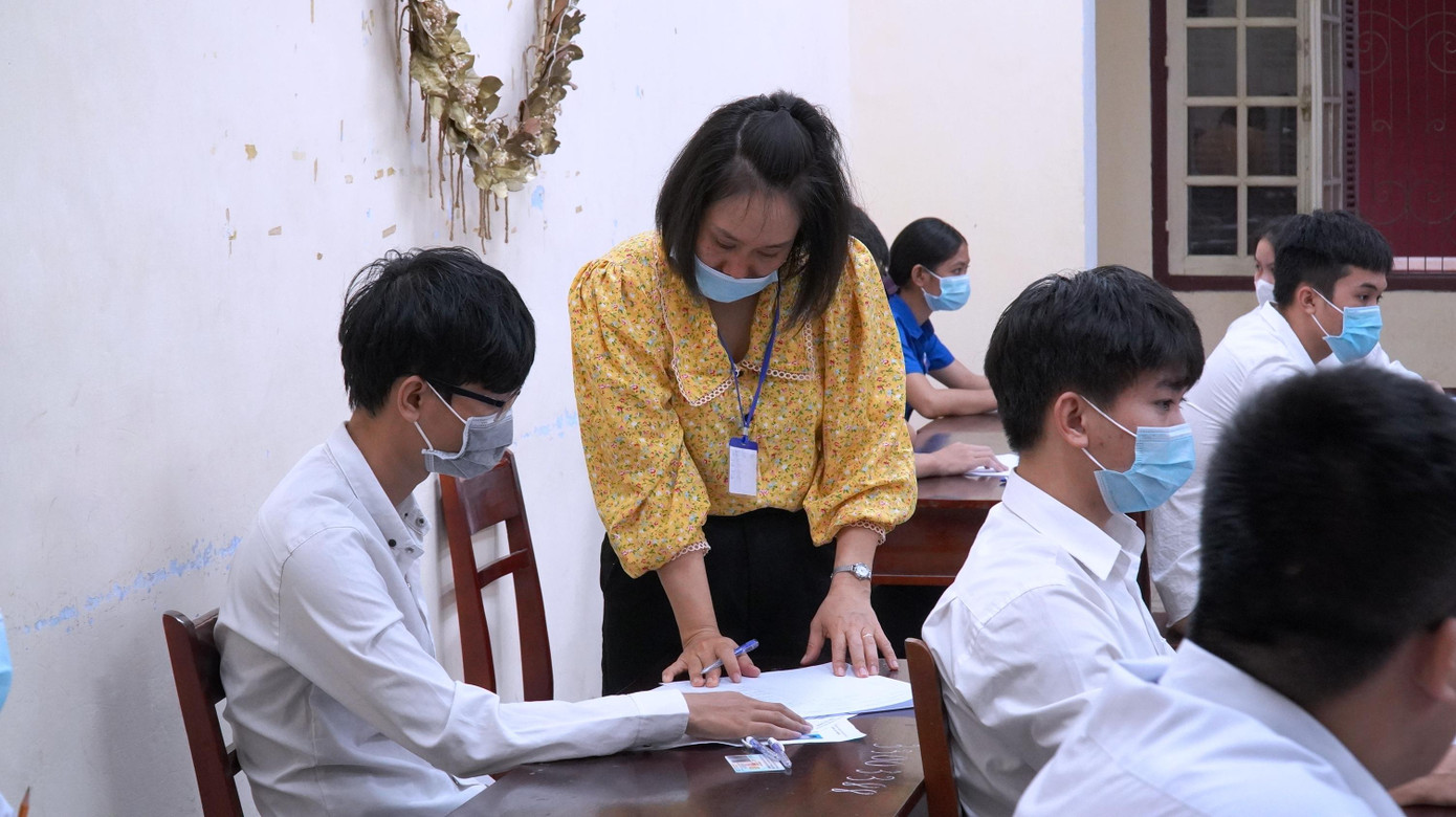 Tận tình hướng dẫn thí sinh các thủ tục trước khi chính thức bước vào thời gian thi môn đầu tiên