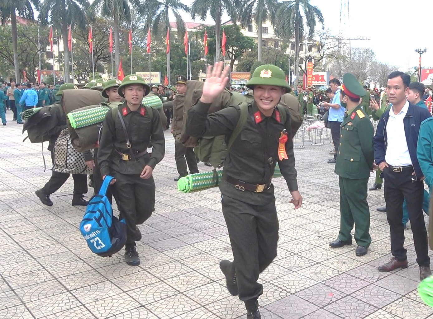 Nhiều tân binh tại TP. Huế với tinh thần hồ hởi, hăng hái trước lúc lên đường tòng quân.