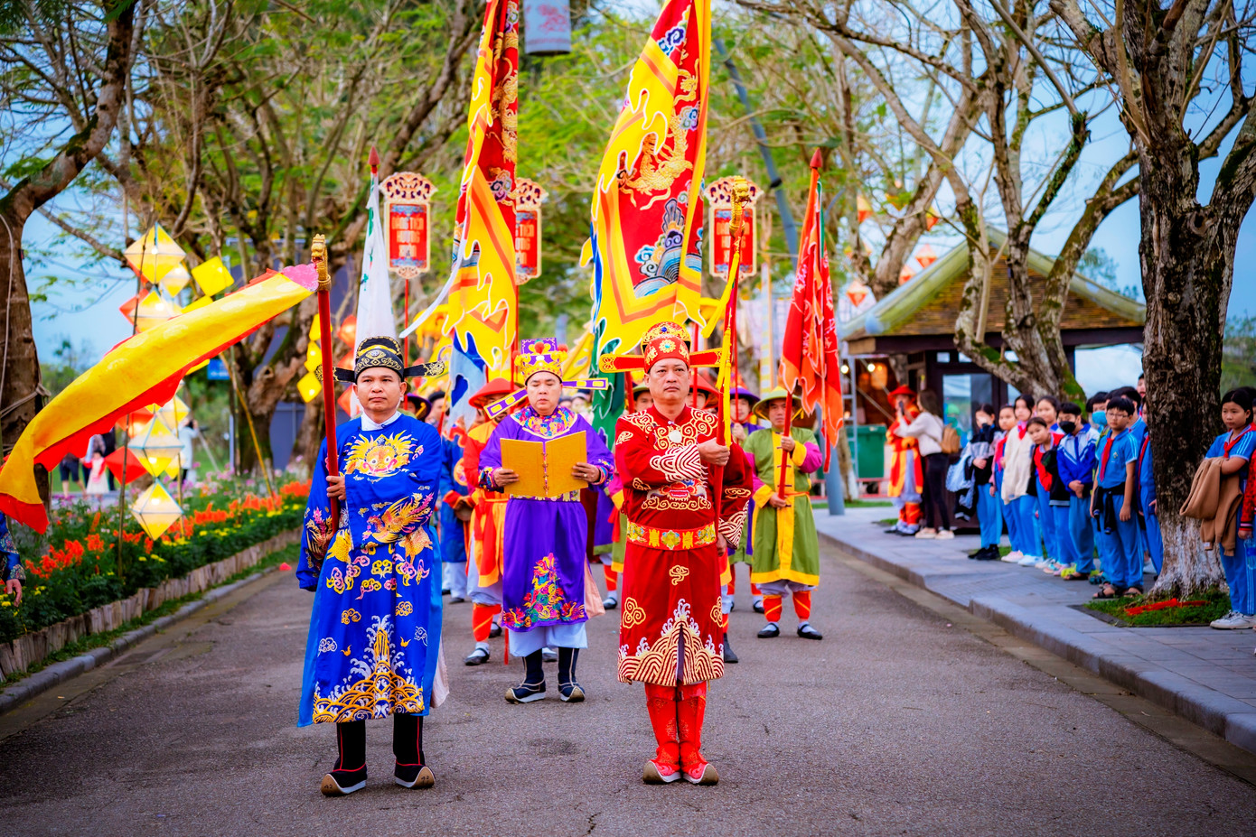 Đoàn rước gồm các thành viên của Trung tâm Bảo tồn Di tích Cố đô Huế, các nghệ nhân của địa phương có đặc sản được tuyển chọn, các đại biểu tham dự, với 20 mâm lễ vật, hoa của ban tổ chức và 15 phường, xã tại TP Huế. Ảnh: Đình Hoàng.