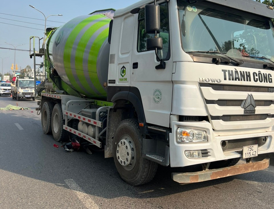 Thời điểm xảy ra tai nạn, xe bồn chở bê tông đến một công trình xây dựng tại địa bàn thị xã Hương Thủy. Ảnh: CTV Thời điểm xảy ra tai nạn, xe bồn chở bê tông đến một công trình xây dựng tại địa bàn thị xã Hương Thủy. Ảnh: CTV