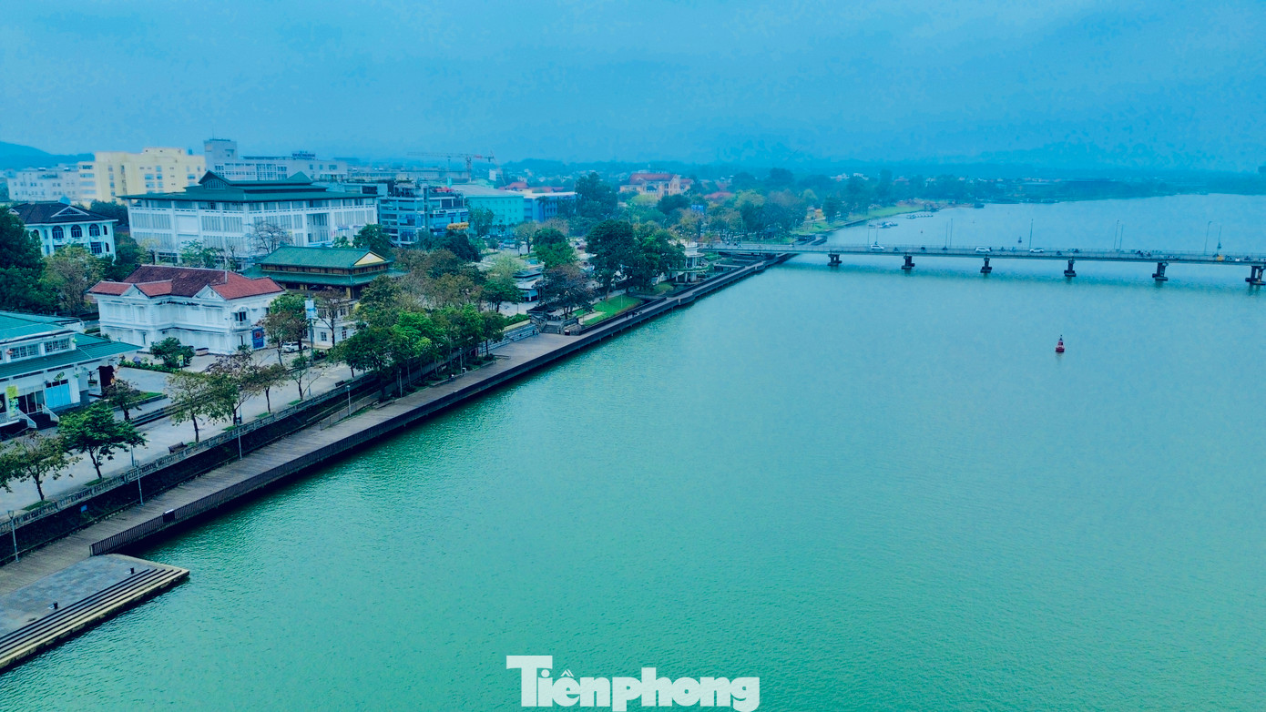 Công trình kết cấu bằng bê tông cốt thép, chiều dài 450m, rộng 4m, sàn lát gỗ lim Nam Phi, diện tích bề mặt khoảng 2.443m2, lan can cầu bằng đồng, hệ thống điện chiếu sáng chịu nước. Cầu đi bộ nhằm chỉnh trang cảnh quan, phục vụ nhu cầu tham quan du lịch, vãn cảnh, kết nối với phố đi bộ Nguyễn Đình Chiểu, công viên Lý Tự Trọng tạo thành điểm nhấn cho khu vực bờ nam sông Hương.