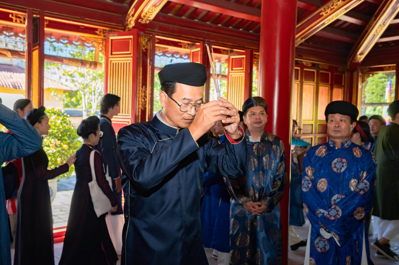 Các đoàn đến dâng hoa, dâng hương để tỏ lòng biết ơn bậc tiền nhân đã khai sáng, phát triển chiếc áo dài và ngày nay trở thành trang phục truyền thống của Việt Nam. Ảnh: Văn Thể Huế