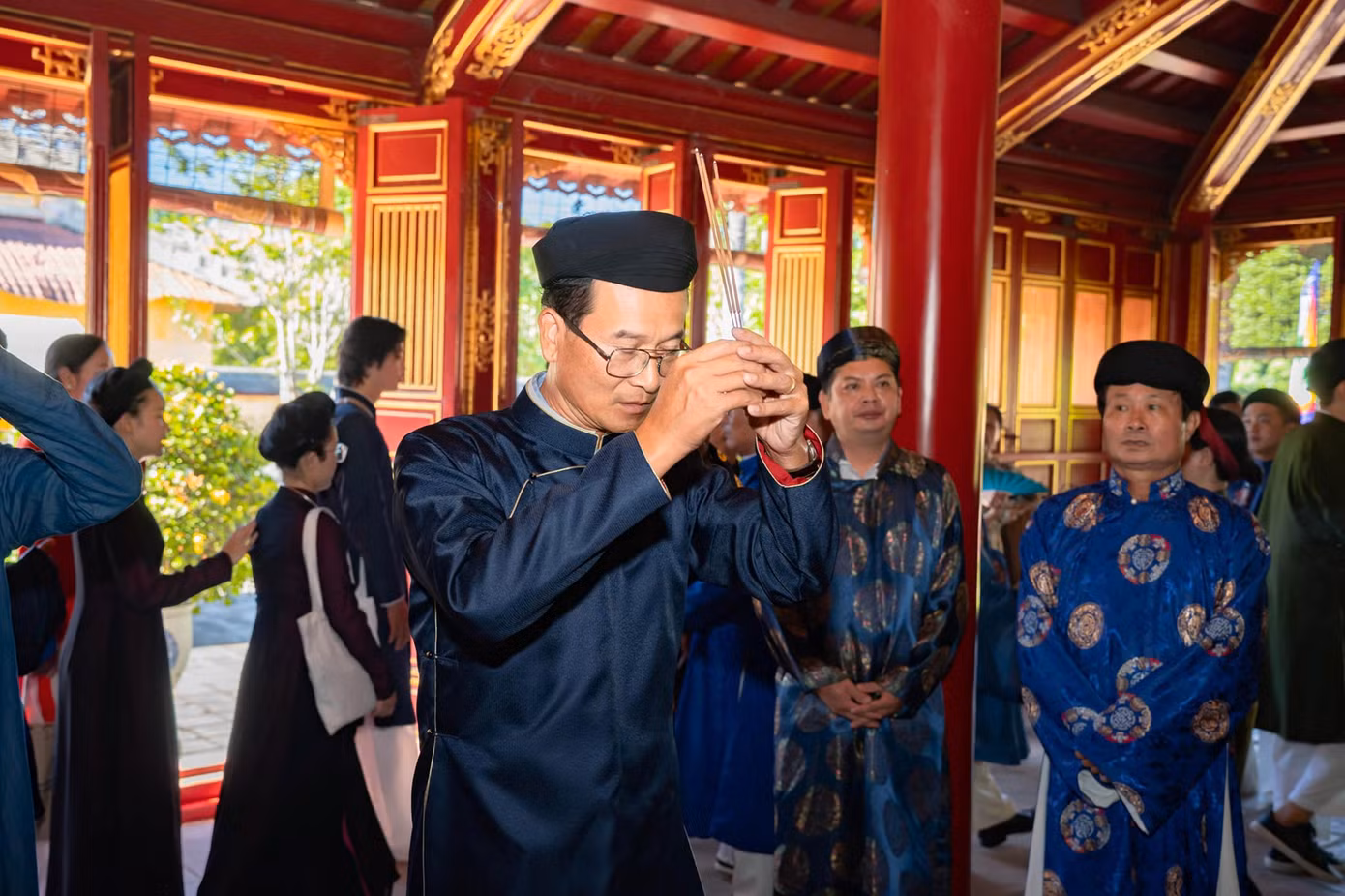 Các đoàn đến dâng hoa, dâng hương để tỏ lòng biết ơn bậc tiền nhân đã khai sáng, phát triển chiếc áo dài và ngày nay trở thành trang phục truyền thống của Việt Nam. Ảnh: Văn Thể Huế