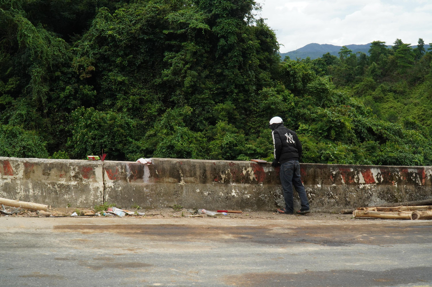 Một người dân thẫn thờ nhìn xuống vực sâu - nơi có hai nạn nhân vừa tử vong. Một người dân thẫn thờ nhìn xuống vực sâu - nơi có hai nạn nhân vừa tử vong.