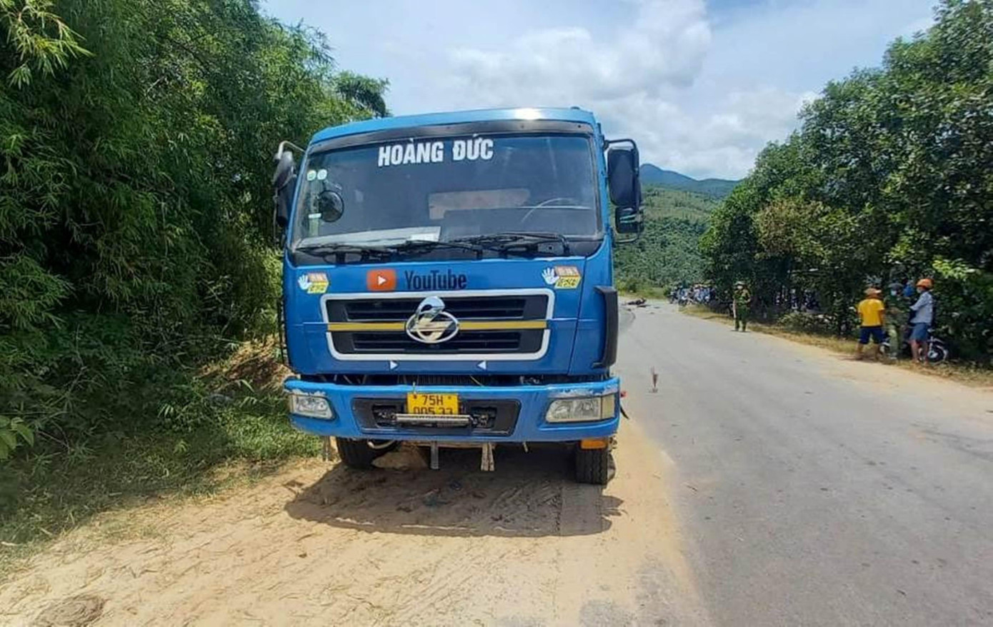 Xe tải xảy ra va chạm với xe gắn máy làm một phụ nữ tử vong. Ảnh: TTVH-TT Phú Lộc