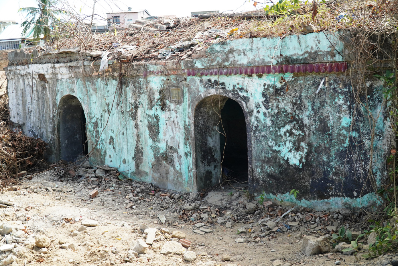 Bị cây cối bao phủ một thời, một căn Hỏa dược khố (kho chứa thuốc súng thời nhà Nguyễn) đã xuất lộ.