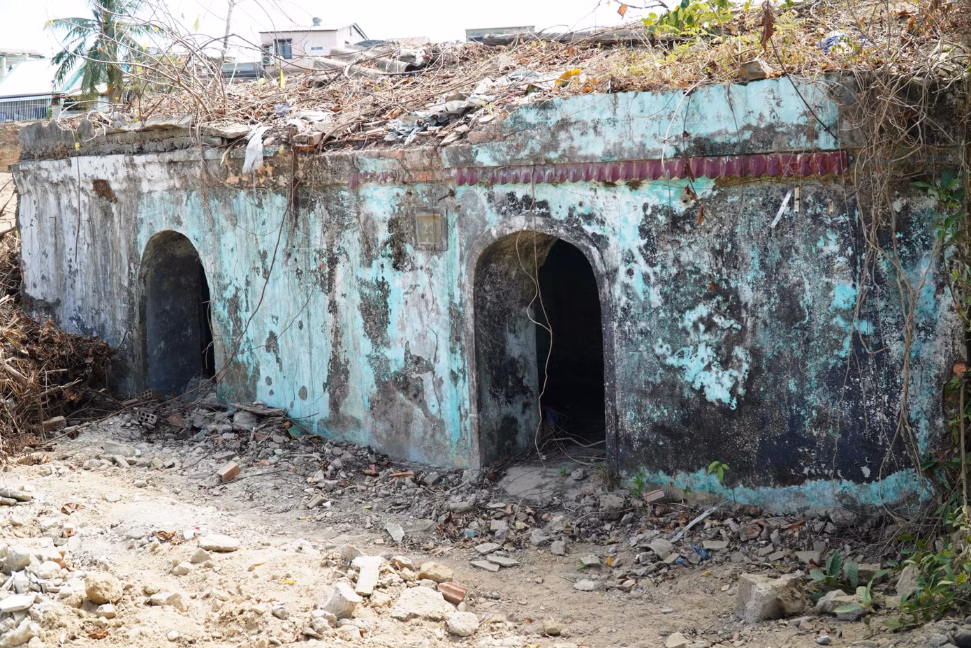 Bị cây cối bao phủ một thời, một căn Hỏa dược khố (kho chứa thuốc súng thời nhà Nguyễn) đã xuất lộ.