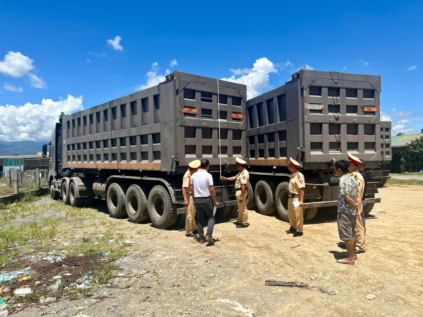 Đoàn xe tải có hệ thống thùng chứa "khủng" do cơi nới. Sau khi lưu thông từ Lào về đến huyện A Lưới (TT-Huế) thì bị CSGT phát hiện, xử lý.