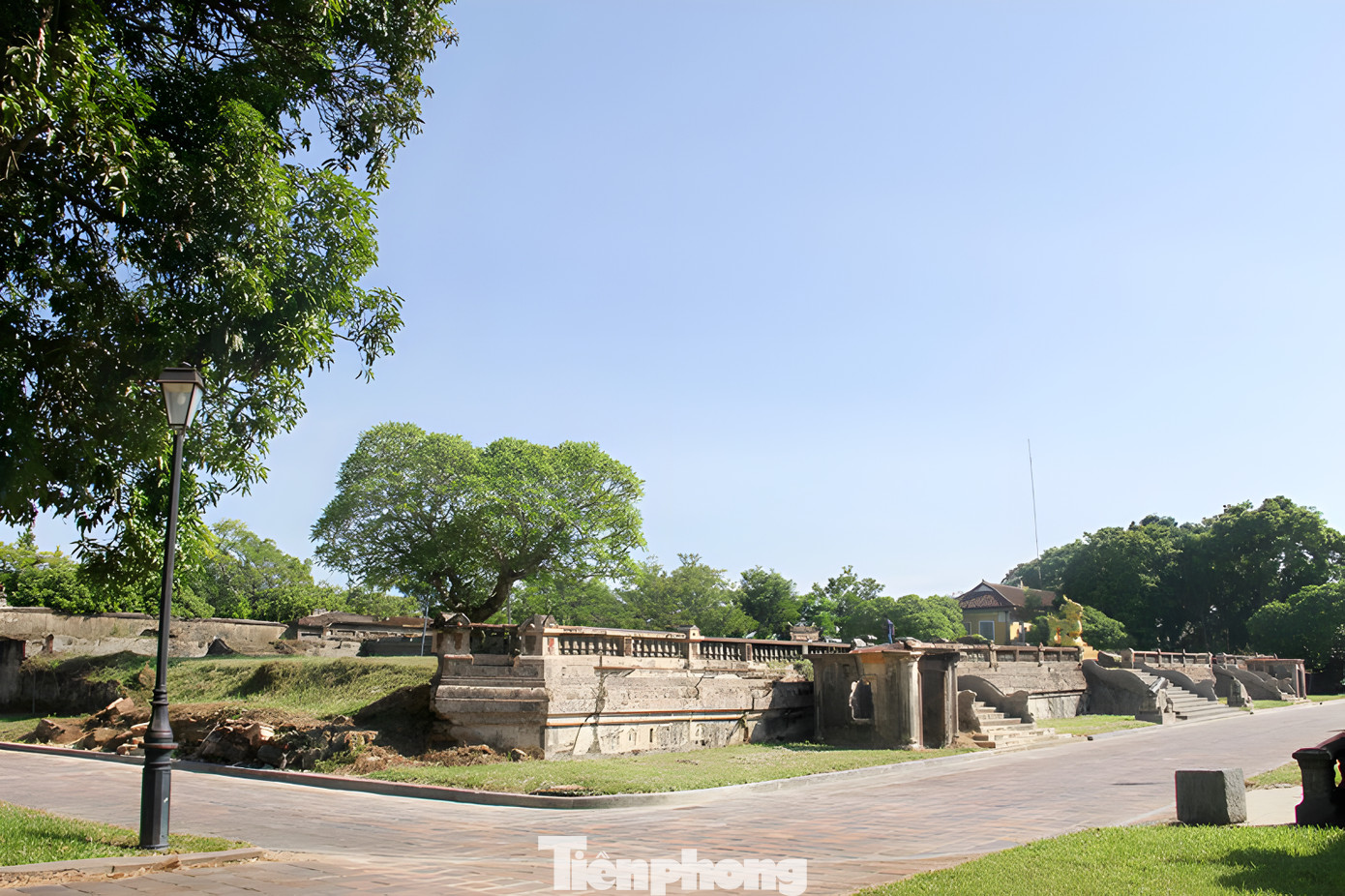 Năm 1947, do chiến tranh tàn phá, ngôi điện này đã bị phá hủy hoàn toàn, chỉ còn nền móng. Tình trạng tàn tích, hoang phế chỉ còn lại nền móng của điện Kiến Trung kéo dài hàng chục năm. Năm 1947, do chiến tranh tàn phá, ngôi điện này đã bị phá hủy hoàn toàn, chỉ còn nền móng. Tình trạng tàn tích, hoang phế chỉ còn lại nền móng của điện Kiến Trung kéo dài hàng chục năm.