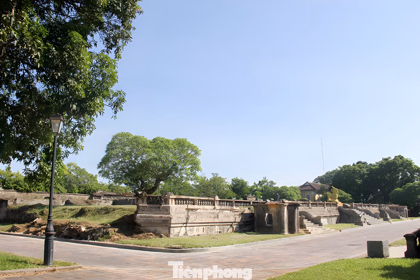 Năm 1947, do chiến tranh tàn phá, ngôi điện này đã bị phá hủy hoàn toàn, chỉ còn nền móng. Tình trạng tàn tích, hoang phế chỉ còn lại nền móng của điện Kiến Trung kéo dài hàng chục năm. Năm 1947, do chiến tranh tàn phá, ngôi điện này đã bị phá hủy hoàn toàn, chỉ còn nền móng. Tình trạng tàn tích, hoang phế chỉ còn lại nền móng của điện Kiến Trung kéo dài hàng chục năm.