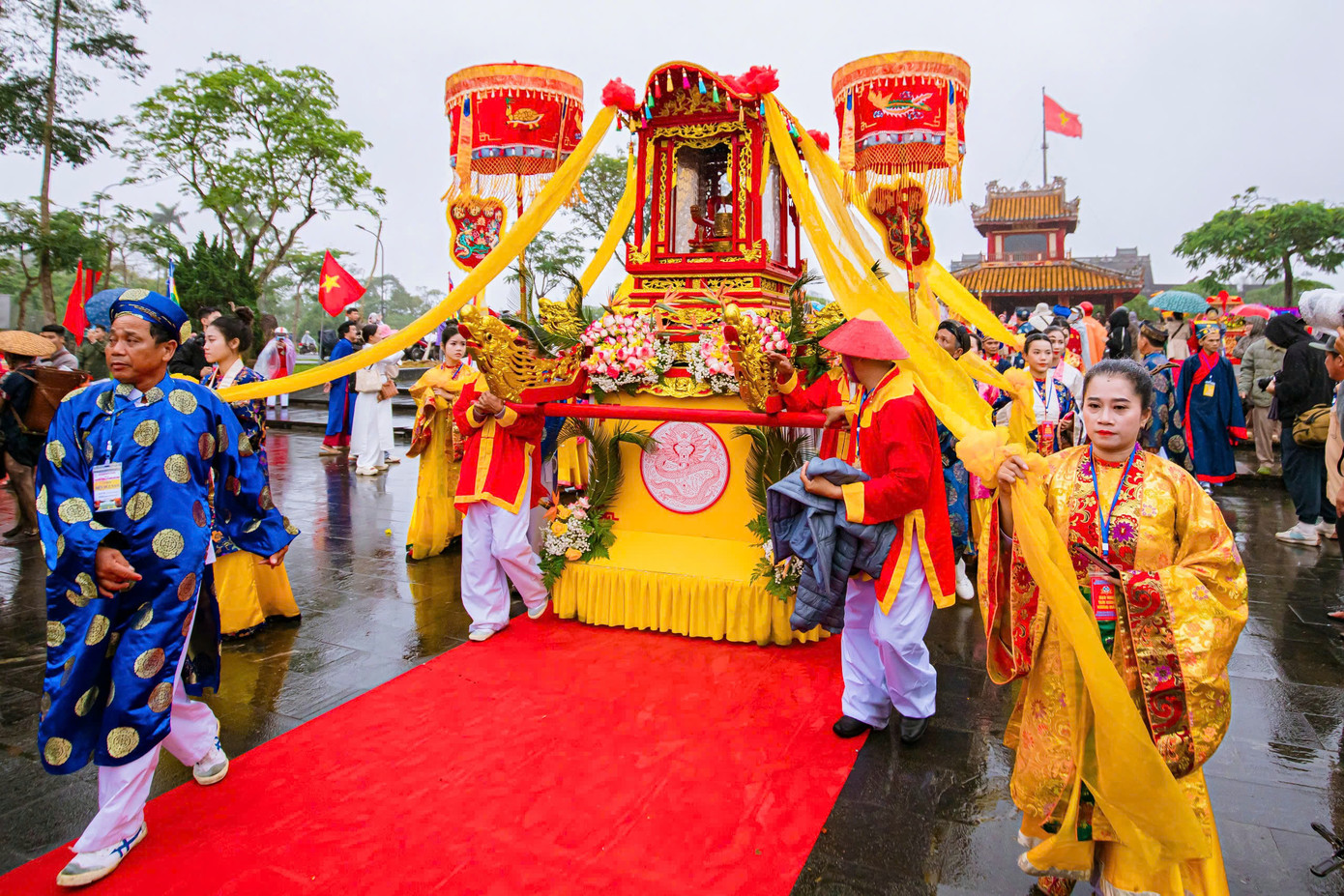 Qua hàng trăm năm tồn tại và phát triển, lễ hội ngày càng khẳng định sức sống bền bỉ, thu hút sự quan tâm của đông đảo người dân và du khách. Ban đầu, lễ hội chỉ gói gọn trong khu vực điện thờ, sau đó mở rộng đến dân làng Hải Cát và dần phổ biến rộng rãi trong cộng đồng. Ảnh: TTBTDTCĐ Huế.