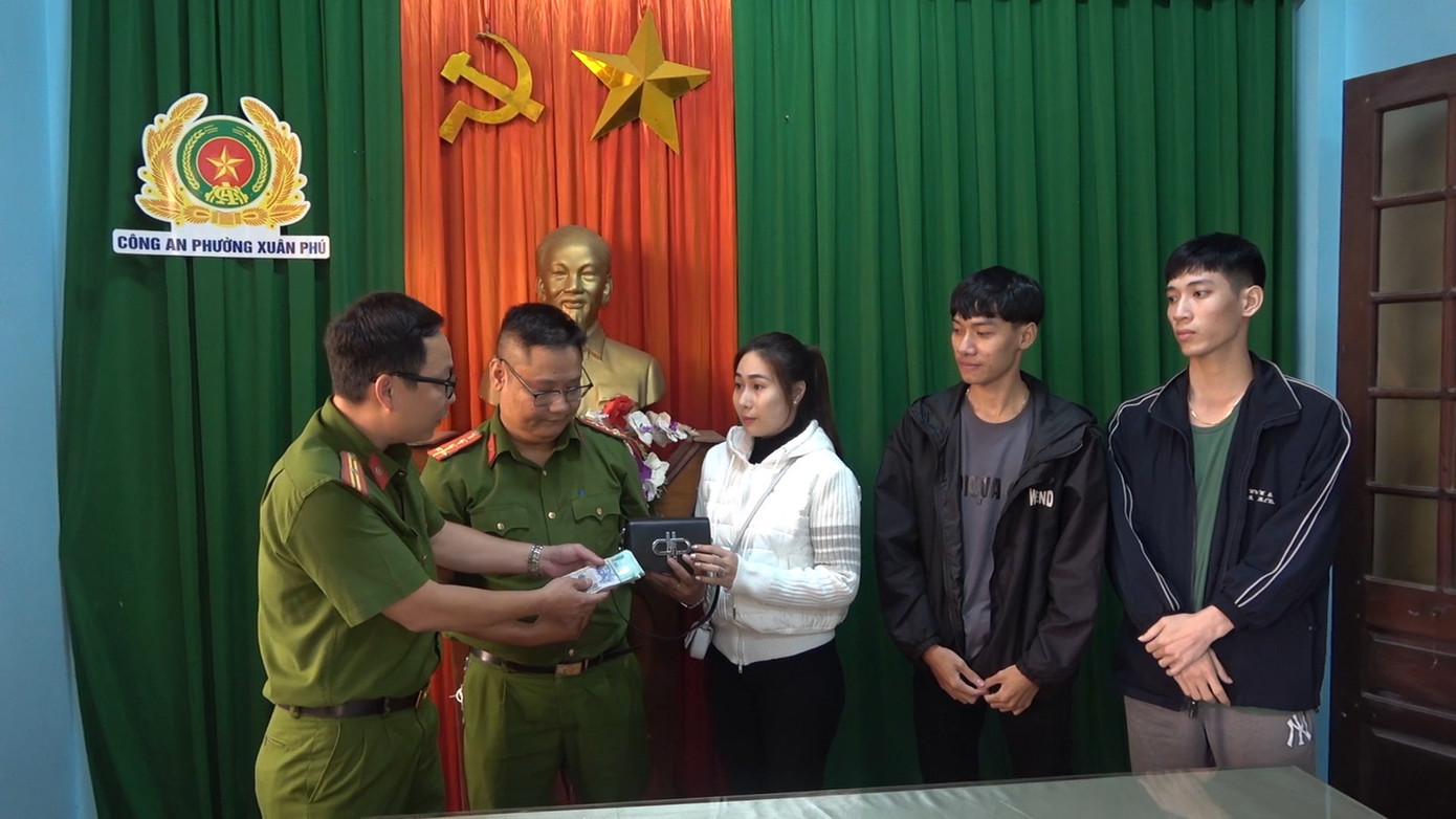 Lực lượng công an và hai anh Lê Bá Đoàn và Ngô Tuấn Ngọc trao trả tài sản bị đánh mất cho chị Đoàn Thị Yến Nhi vào ngày 18/12.