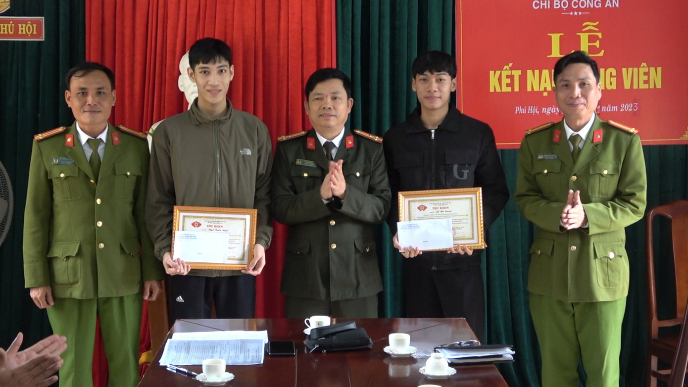 Lãnh đạo Công an TP Huế biểu dương, khen thưởng hai nam thanh niên Lê Bá Đoàn và Ngô Tuấn Ngọc.