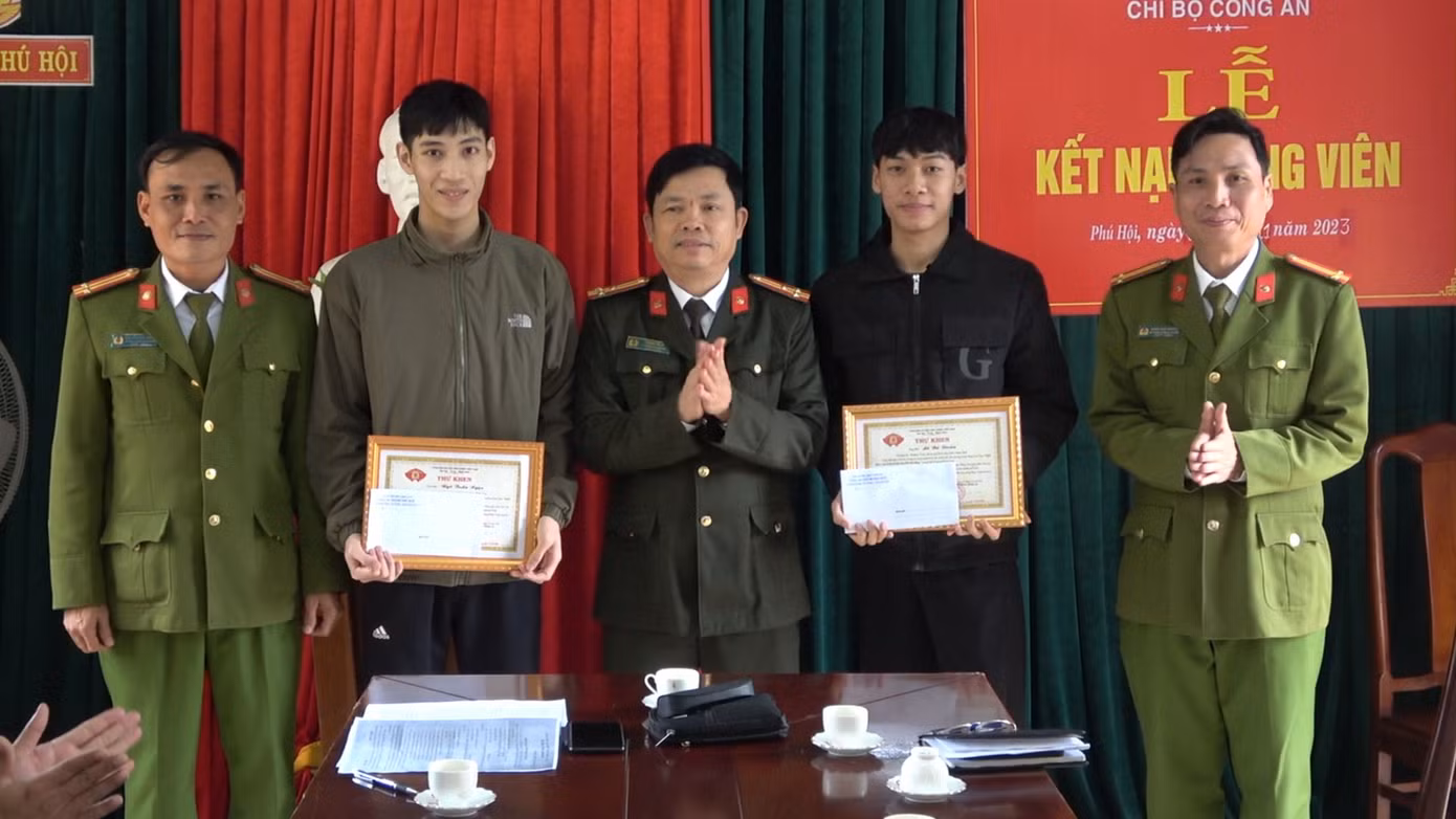 Lãnh đạo Công an TP Huế biểu dương, khen thưởng hai nam thanh niên Lê Bá Đoàn và Ngô Tuấn Ngọc.
