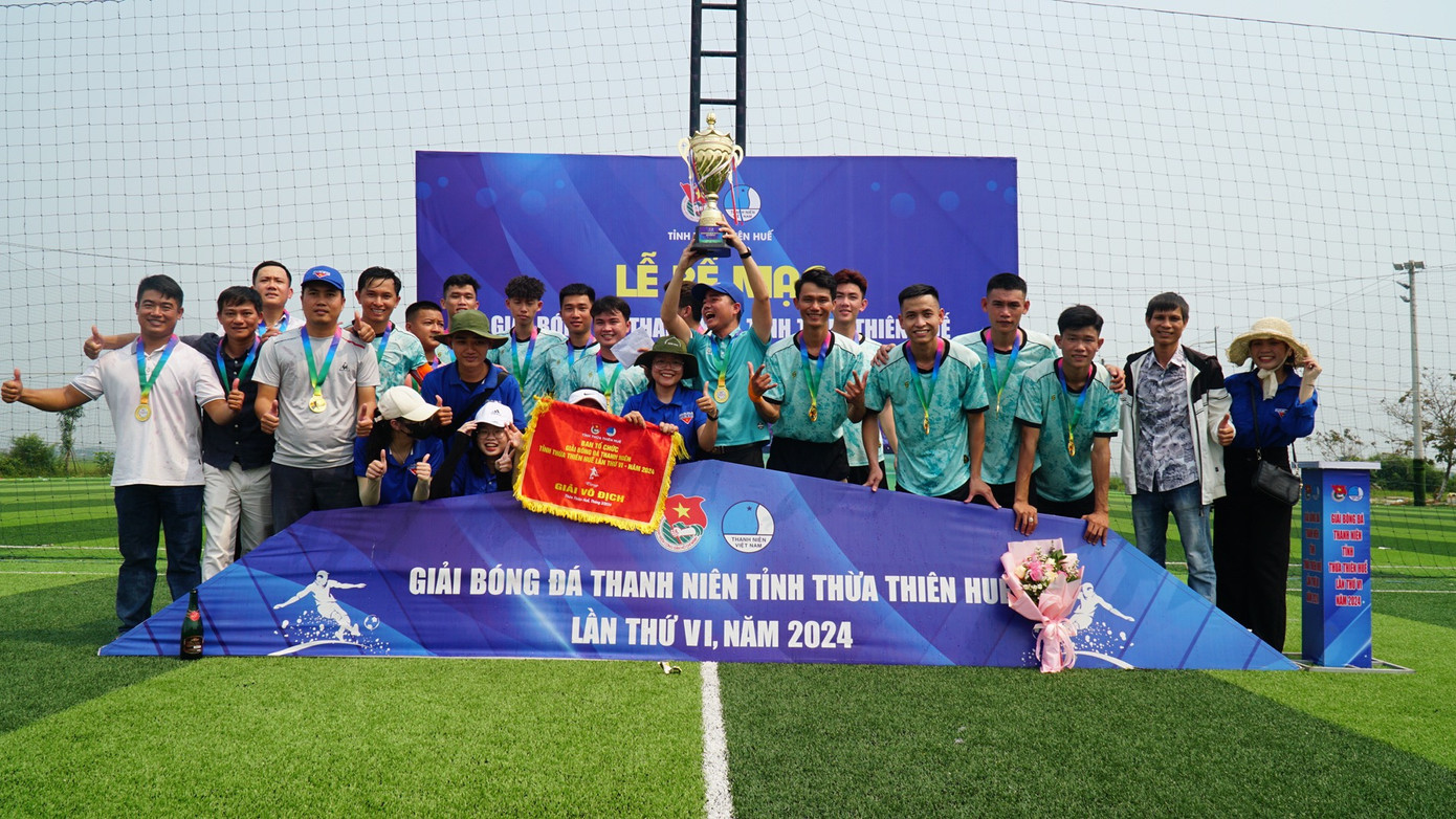 Đội bóng Huyện Đoàn Phú Vang xuất sắc giành cúp vô địch giải bóng đá Thanh niên TT-Huế năm 2024.