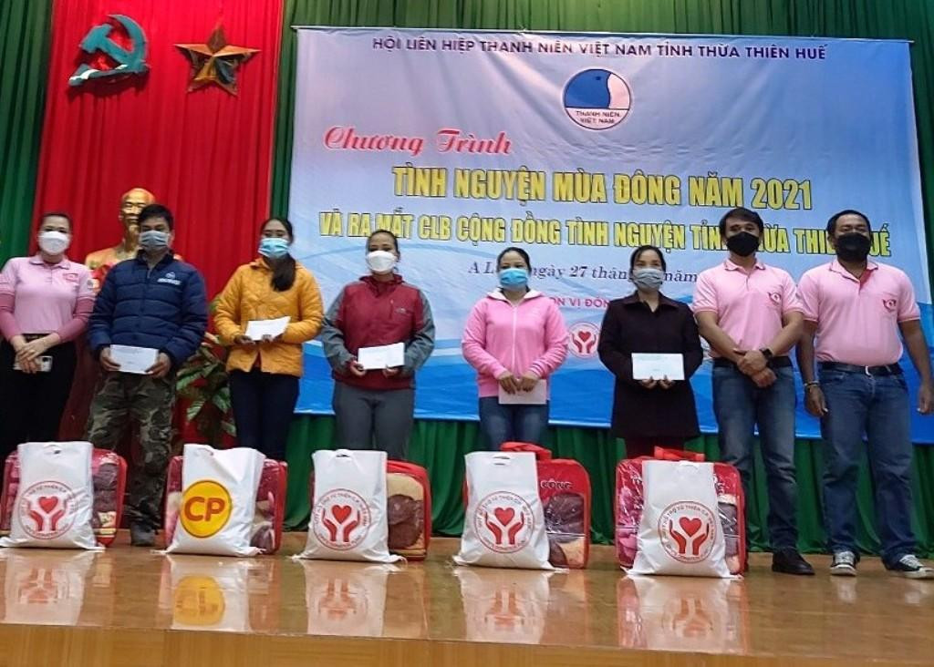 Tặng gói an sinh cho đồng bào gặp hoàn cảnh khó khăn