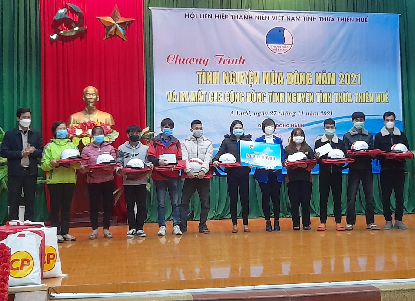 Tặng quà, mũ bảo hiểm cho các thanh niên gặp hoàn cảnh khó khăn do bị tai nạn giao thông