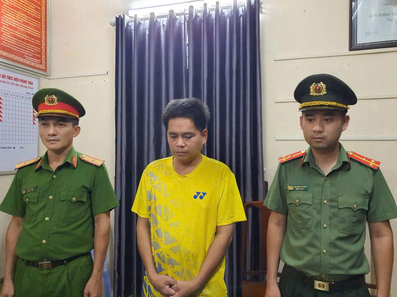 Đối tượng Lê Trung Thành (giữa).