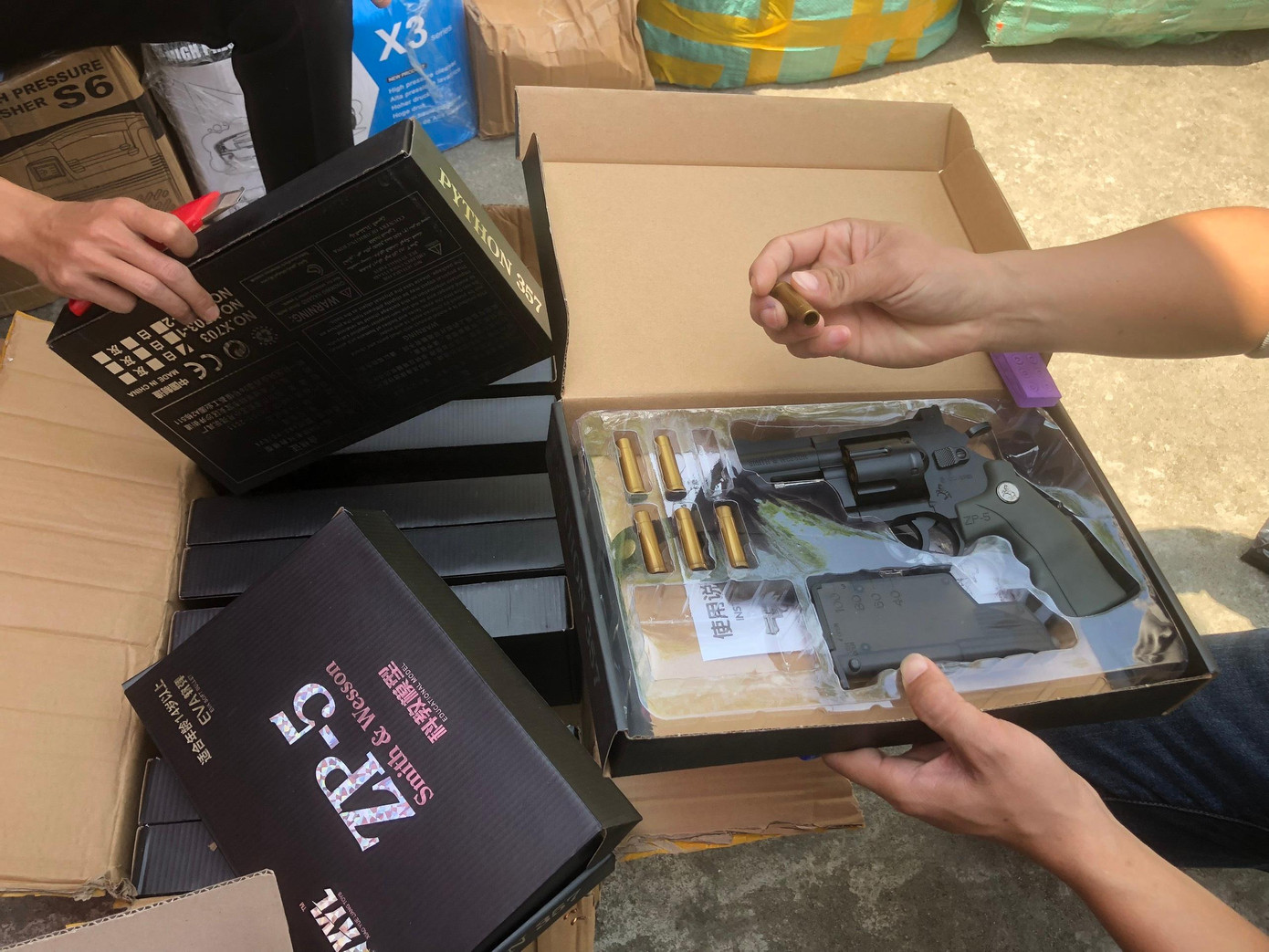 Súng đồ chơi trông như thật được vận chuyển trên xe