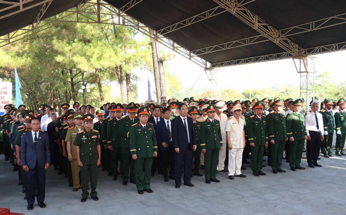 Buổi lễ diễn ra trong không khí trang nghiêm, xúc động.