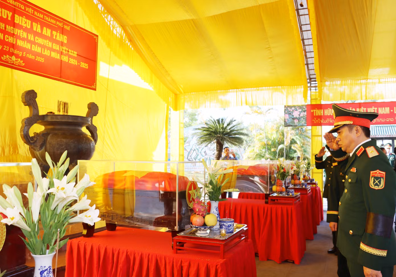 Buổi lễ diễn ra trong không khí trang nghiêm, xúc động.