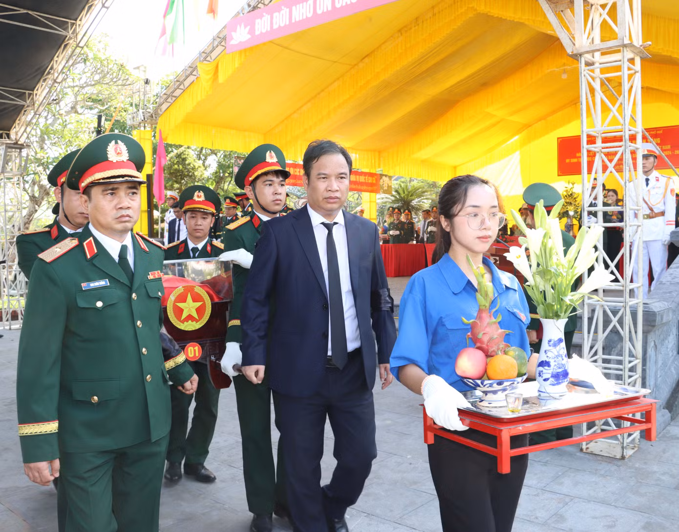 Tổ chức nghi lễ an táng các hài cốt liệt sĩ.