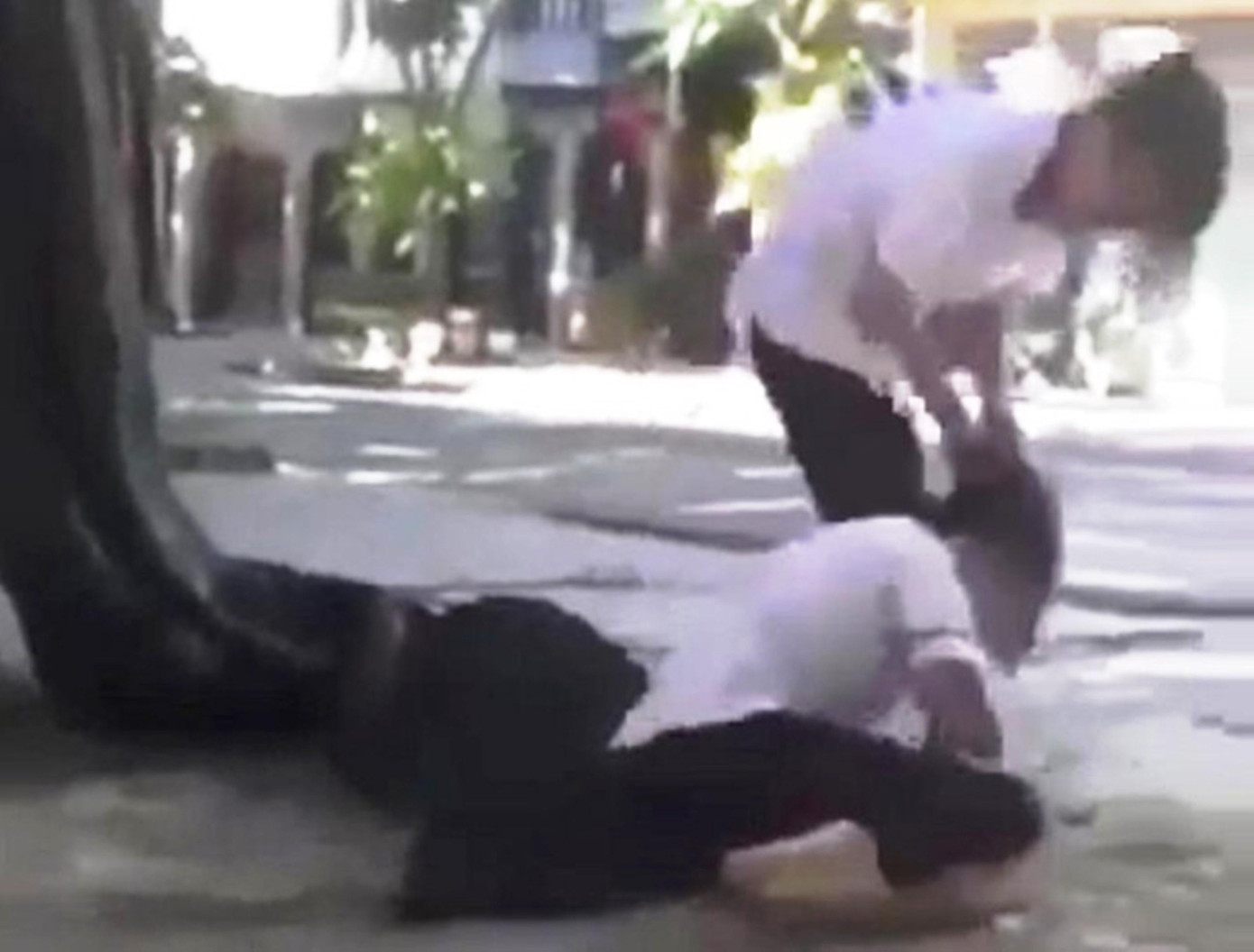 Một vụ bạo lực học đường xảy ra vào đầu năm học 2022-2023 tại TT-Huế, mà đối tượng là nữ sinh THCS. Ảnh cắt từ clip Một vụ bạo lực học đường xảy ra vào đầu năm học 2022-2023 tại TT-Huế, mà đối tượng là nữ sinh THCS. Ảnh cắt từ clip