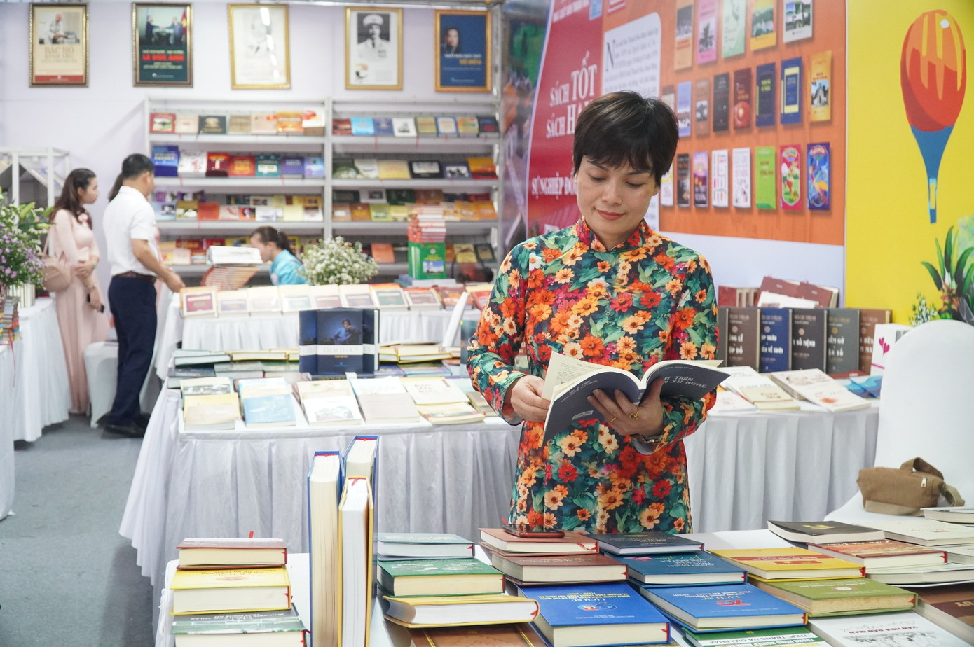 Công chúng đến với Ngày sách và Văn hóa đọc Việt Nam năm 2023 tổ chức tại Huế. Ảnh: N.V