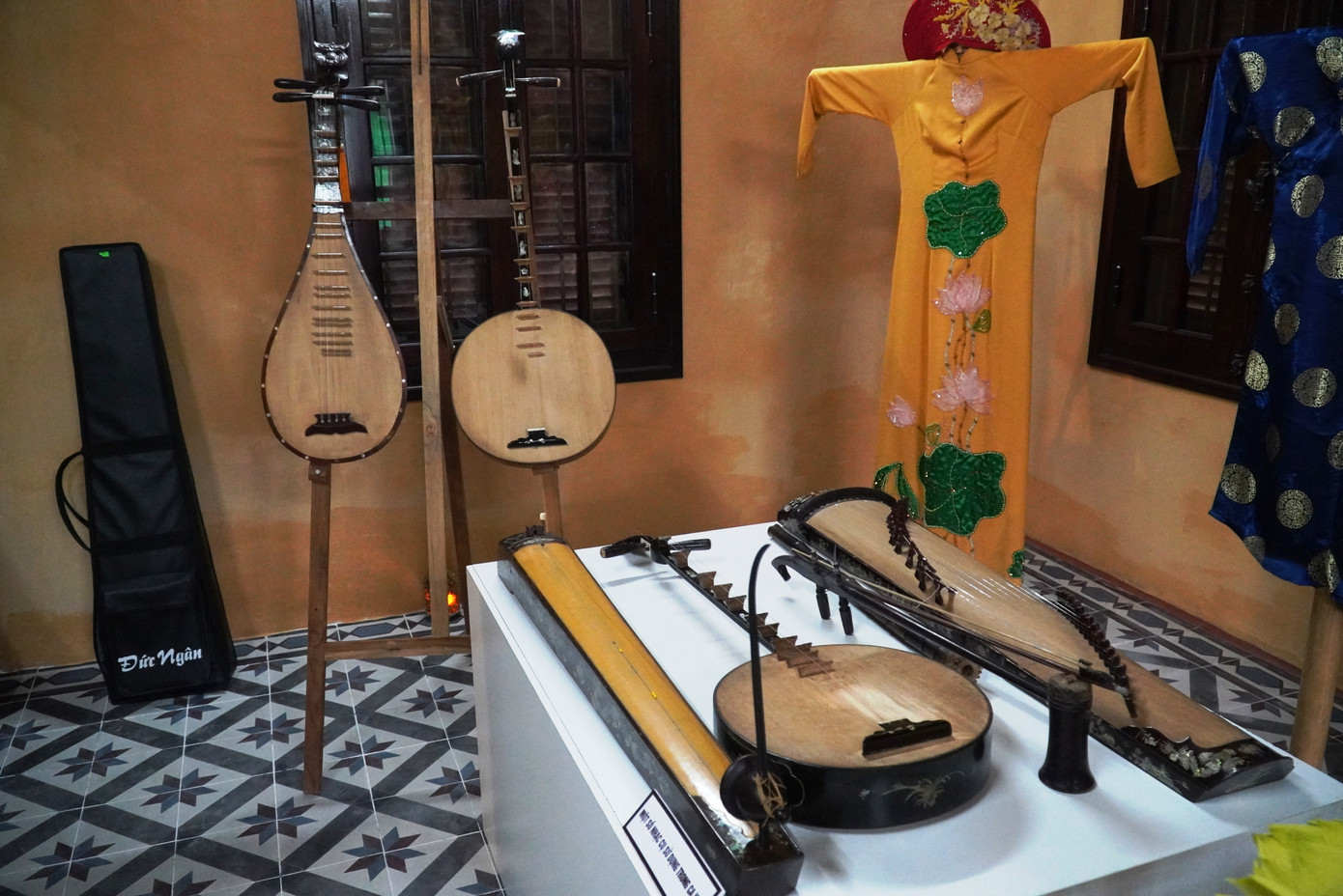 Nơi đây cũng là không gian trưng bày một số hình ảnh, sách báo, tư liệu liên quan đến danh nhân Ưng Bình và thơ, ca, nghệ thuật truyền thống Huế. Nơi đây cũng là không gian trưng bày một số hình ảnh, sách báo, tư liệu liên quan đến danh nhân Ưng Bình và thơ, ca, nghệ thuật truyền thống Huế.