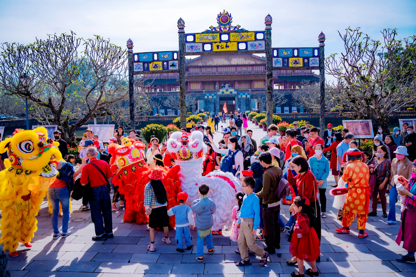 Huế trời nắng đẹp, mồng Một Tết Quý Mão là dịp để nhiều người xuất hành đầu năm và đến tham quan, khám phá những thú chơi xưa chốn cung đình được tái hiện ngay trong di tích Đại nội Huế. Ảnh: Đình Hoàng