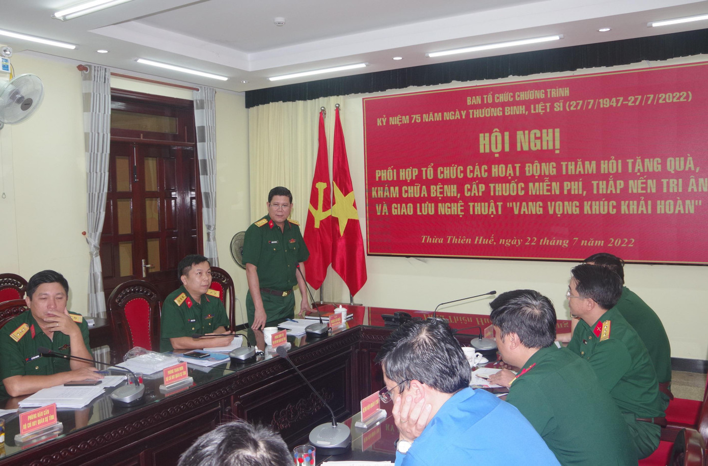 Đại tá Hoàng Văn Nhân, Phó Bí thư Đảng ủy, Chính ủy Bộ CHQS tỉnh TT-Huế, tham gia ý kiến tại hội nghị