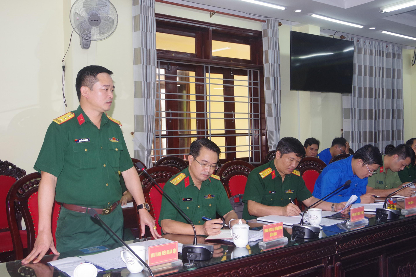 Thượng tá Nguyễn Đức Cương, Phó Trưởng Ban thanh niên Quân đội, phát biểu tại hội nghị