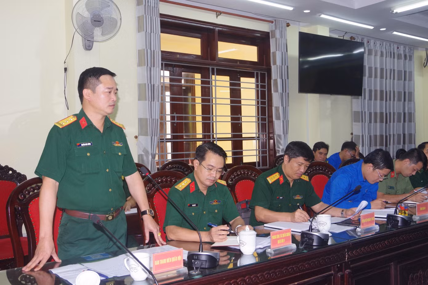 Thượng tá Nguyễn Đức Cương, Phó Trưởng Ban thanh niên Quân đội, phát biểu tại hội nghị Thượng tá Nguyễn Đức Cương, Phó Trưởng Ban thanh niên Quân đội, phát biểu tại hội nghị
